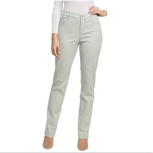 New mint color slimming jeans 👖